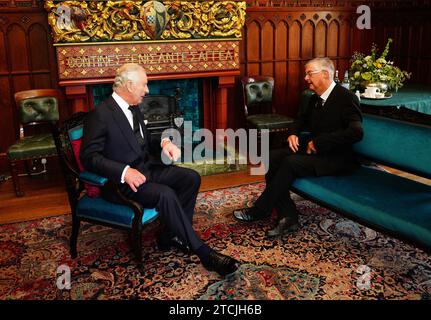 Dateifoto vom 16./09/22 von König Karl III. Während einer Audienz mit dem Ersten Minister von Wales, Mark Drakeford, auf Cardiff Castle in Wales. Mark Drakeford sagte, er werde als erster Minister von Wales zurücktreten, indem er sagte: "Als ich für die Wahl als Führer der walisischen Labour kandidierte, sagte ich, dass ich während der aktuellen Senedd-Amtszeit zurücktreten werde. Diese Zeit ist gekommen." Ausgabedatum: Mittwoch, 13. Dezember 2023. Stockfoto