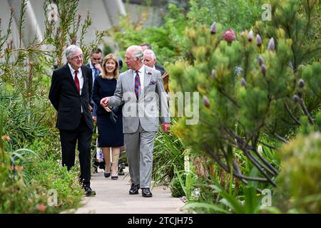 Aktenfoto vom 07/22 des damaligen Prinzen von Wales (heute König Karl III.), Patron des National Botanic Garden of Wales, zusammen mit dem Ersten Minister von Wales Mark Drakeford während eines Besuchs der Botanischen Gärten in Middleton Hall, Llanarthne. Mark Drakeford sagte, er werde als erster Minister von Wales zurücktreten, indem er sagte: "Als ich für die Wahl als Führer der walisischen Labour kandidierte, sagte ich, dass ich während der aktuellen Senedd-Amtszeit zurücktreten werde. Diese Zeit ist gekommen." Ausgabedatum: Mittwoch, 13. Dezember 2023. Stockfoto