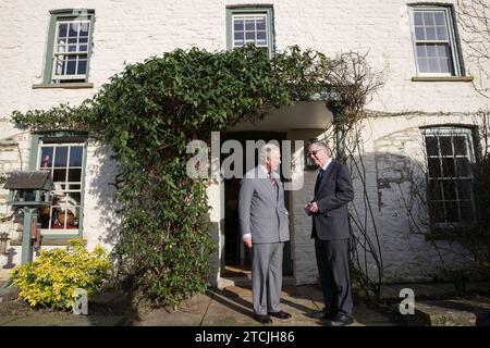 Aktenfoto vom 02/19 des damaligen Prinzen von Wales (heute König Karl III.), der erstmals in Llwynywermod in Llandovery mit dem neuen Ersten Minister für Wales, Mark Drakeford, zusammentreffte. Mark Drakeford sagte, er werde als erster Minister von Wales zurücktreten, indem er sagte: "Als ich für die Wahl als Führer der walisischen Labour kandidierte, sagte ich, dass ich während der aktuellen Senedd-Amtszeit zurücktreten werde. Diese Zeit ist gekommen." Ausgabedatum: Mittwoch, 13. Dezember 2023. Stockfoto