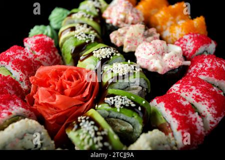 Sushi-Set mit verschiedenen Sushi-Brötchen Stockfoto