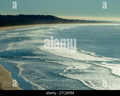 Wunderschöner Boambee Beach in der Nähe von Coffs Harbour NSW Australien, Wellen des Pazifischen Ozeans, die sich in den Sand stürzen Stockfoto