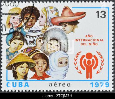 Gestempelte Briefmarke, gedruckt von Kuba, die Kinder verschiedener Rassen zeigt, Internationales Jahr des Kindes, um 1979. Stockfoto