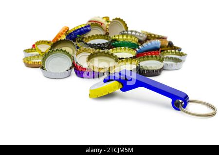 Schlüsselanhänger mit Flaschenöffner, blaue Stahlkette, Haufen Bierkappen auf weißem Hintergrund Stockfoto