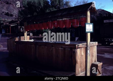 Calico, CA., USA 4/1984. Calico ist eine Geisterstadt und ehemalige Bergbaustadt im San Bernardino County, Kalifornien, USA. Gegründet 1881 als Silberbergbaustadt. Es liegt an der Interstate 15, 4,8 km von Barstow und 5 Meilen von Yermo entfernt. Walter Knott kaufte Calico in den 1950er Jahren und baute bis auf die fünf verbleibenden Originalgebäude alle Gebäude wieder auf, um sie in den 1880er Jahren zu sehen California Historical Landmark #782 und 2005 von Gouverneur Arnold Schwarzenegger zur Silver Rush Ghost Town in Kalifornien erklärt. Stockfoto