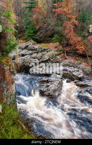 Spätherbst am Findhorn River bei Randolph's Leap. Morayshire, Schottland Stockfoto