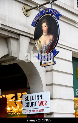 London, Großbritannien. Nell Gwynne Tavern in Bull in Court. Melden Sie sich im Strand an Stockfoto