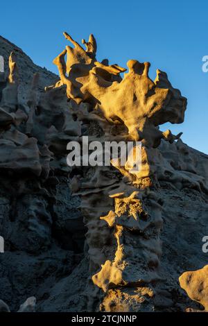 Fantastisch erodierte Sandsteinformationen bei Sonnenuntergang auf der Fantasy Canyon Recreation Site in der Nähe von Vernal, Utah. Stockfoto