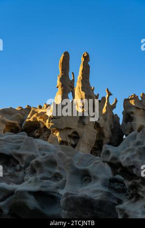 Fantastisch erodierte Sandsteinformationen bei Sonnenuntergang auf der Fantasy Canyon Recreation Site in der Nähe von Vernal, Utah. Stockfoto