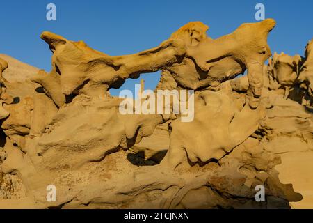 Fantastisch erodierte Sandsteinformationen bei Sonnenuntergang auf der Fantasy Canyon Recreation Site in der Nähe von Vernal, Utah. Stockfoto