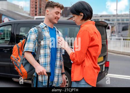 Ein junges Paar, das sich vor dem Konzept der gemeinsamen Reise verabschiedet Stockfoto