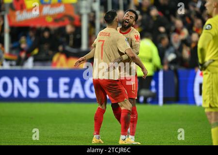 Linse, Frankreich. Dezember 2023. Angelo Fulgini (11) von RC Lens feiert mit Florian Sotoca (7) von RC Lens, nachdem er am 12. Dezember 2023 in der Gruppe B in der Saison 2023-2024 zwischen Racing Club de Lens und dem FC Sevilla in Lens, Frankreich, das Siegtor 2-1 erzielte. (Foto: David Catry/Isosport) Credit: Sportpix/Alamy Live News Stockfoto