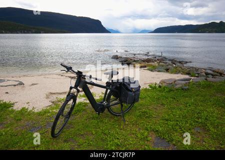 E-Bike am Ufer des Hardangerfjords in Norwegen. Stockfoto