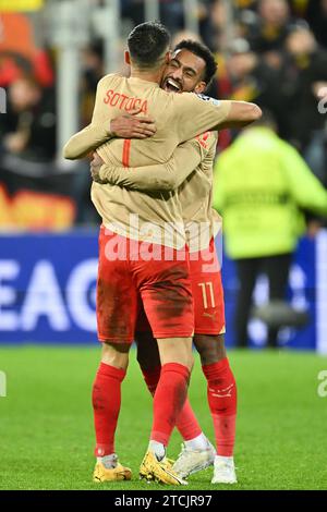 Linse, Frankreich. Dezember 2023. Angelo Fulgini (11) von RC Lens feiert mit Florian Sotoca (7) von RC Lens, nachdem er am 12. Dezember 2023 in der Gruppe B in der Saison 2023-2024 zwischen Racing Club de Lens und dem FC Sevilla in Lens, Frankreich, das Siegtor 2-1 erzielte. (Foto: David Catry/Isosport) Credit: Sportpix/Alamy Live News Stockfoto