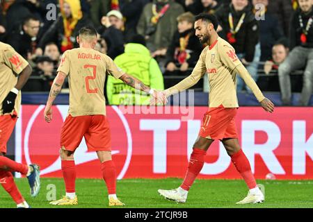 Linse, Frankreich. Dezember 2023. Angelo Fulgini (11) von RC Lens feiert mit Ruben Aguilar (2) von RC Lens, nachdem er am 12. Dezember 2023 in der Gruppe B in der Saison 2023-2024 zwischen Racing Club de Lens und dem FC Sevilla in Lens, Frankreich, das Siegtor 2-1 erzielte. (Foto: David Catry/Isosport) Credit: Sportpix/Alamy Live News Stockfoto