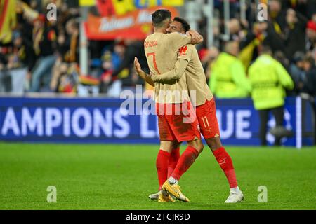 Linse, Frankreich. Dezember 2023. Angelo Fulgini (11) von RC Lens feiert mit Florian Sotoca (7) von RC Lens, nachdem er am 12. Dezember 2023 in der Gruppe B in der Saison 2023-2024 zwischen Racing Club de Lens und dem FC Sevilla in Lens, Frankreich, das Siegtor 2-1 erzielte. (Foto: David Catry/Isosport) Credit: Sportpix/Alamy Live News Stockfoto