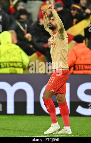 Linse, Frankreich. Dezember 2023. Angelo Fulgini (11) von RC Lens feiert, nachdem er am 6. Spieltag der UEFA Champions League in der Gruppe B in der Saison 2023-2024 zwischen Racing Club de Lens und dem FC Sevilla am 12. Dezember 2023 in Lens, Frankreich, das Siegtor 2-1 erzielt hat. (Foto: David Catry/Isosport) Credit: Sportpix/Alamy Live News Stockfoto