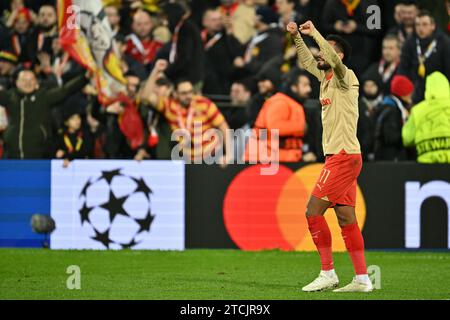 Linse, Frankreich. Dezember 2023. Angelo Fulgini (11) von RC Lens feiert, nachdem er am 6. Spieltag der UEFA Champions League in der Gruppe B in der Saison 2023-2024 zwischen Racing Club de Lens und dem FC Sevilla am 12. Dezember 2023 in Lens, Frankreich, das Siegtor 2-1 erzielt hat. (Foto: David Catry/Isosport) Credit: Sportpix/Alamy Live News Stockfoto