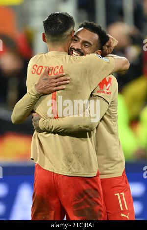 Linse, Frankreich. Dezember 2023. Angelo Fulgini (11) von RC Lens feiert mit Florian Sotoca (7) von RC Lens, nachdem er am 12. Dezember 2023 in der Gruppe B in der Saison 2023-2024 zwischen Racing Club de Lens und dem FC Sevilla in Lens, Frankreich, das Siegtor 2-1 erzielte. (Foto: David Catry/Isosport) Credit: Sportpix/Alamy Live News Stockfoto