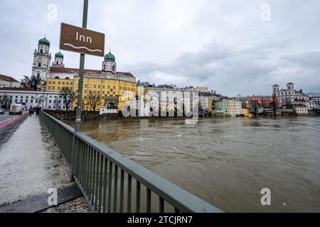 Passau, Deutschland. Dezember 2023. Das Inn ist überflutet. Die Hochwassersituation ist in Teilen Bayerns weiterhin angespannt. Quelle: Armin Weigel/dpa/Alamy Live News Stockfoto