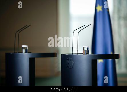 Berlin, Deutschland. Dezember 2023. Rednerpulte, gehalten auf einer Pressekonferenz nach der Einigung über den Bundeshaushalt 2024 in Berlin, 13. Dezember 2023. Quelle: dpa/Alamy Live News Stockfoto