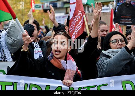 Marseille, Frankreich. Dezember 2023. Eine palästinensische Demonstrantin singt während der Demonstration Slogans. Die Demonstration für einen Waffenstillstand im Gazastreifen fand nach einer Entscheidung des Verwaltungsgerichts zunächst vom Polizeipräsidium Bouches-du-Rhône wegen ernster Gefahr einer Störung der öffentlichen Ordnung verboten statt. Quelle: SOPA Images Limited/Alamy Live News Stockfoto