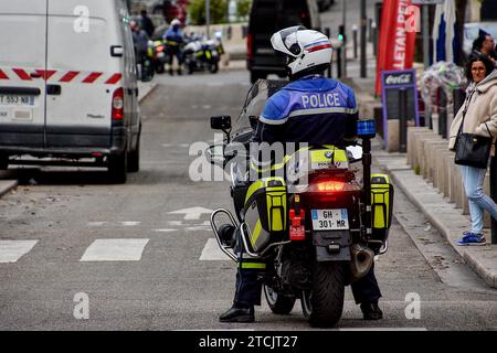 Marseille, Frankreich. Dezember 2023. Die Polizei ist während der Demonstration auf der Wache. Die Demonstration für einen Waffenstillstand im Gazastreifen fand nach einer Entscheidung des Verwaltungsgerichts zunächst vom Polizeipräsidium Bouches-du-Rhône wegen ernster Gefahr einer Störung der öffentlichen Ordnung verboten statt. (Foto: Gerard Bottino/SOPA Images/SIPA USA) Credit: SIPA USA/Alamy Live News Stockfoto