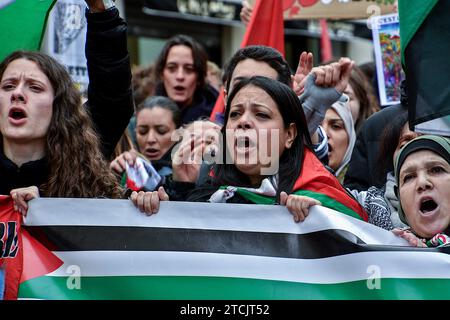 Marseille, Frankreich. Dezember 2023. Palästinensische Demonstranten skandieren während der Demonstration Slogans. Die Demonstration für einen Waffenstillstand im Gazastreifen fand nach einer Entscheidung des Verwaltungsgerichts zunächst vom Polizeipräsidium Bouches-du-Rhône wegen ernster Gefahr einer Störung der öffentlichen Ordnung verboten statt. Quelle: SOPA Images Limited/Alamy Live News Stockfoto