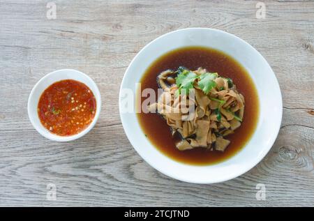 Geschmorter Entendarm in brauner Sojasuppe auf Tellentauchen Würzige Sauce Stockfoto