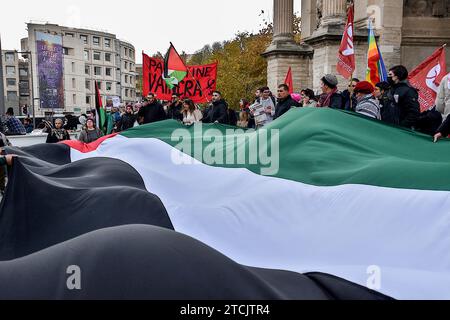 Marseille, Frankreich. Dezember 2023. Die Demonstranten schwenken während der Demonstration eine riesige palästinensische Flagge. Die Demonstration für einen Waffenstillstand im Gazastreifen fand nach einer Entscheidung des Verwaltungsgerichts zunächst vom Polizeipräsidium Bouches-du-RhÃ wegen ernsthafter Gefahr einer Störung der öffentlichen Ordnung verboten statt. (Credit Image: © Gerard Bottino/SOPA Images via ZUMA Press Wire) NUR REDAKTIONELLE VERWENDUNG! Nicht für kommerzielle ZWECKE! Stockfoto