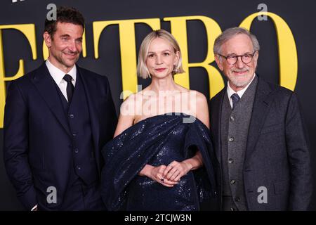 Los Angeles, Usa. Dezember 2023. LOS ANGELES, KALIFORNIEN, USA – 12. DEZEMBER: US-amerikanischer Schauspieler und Filmemacher Bradley Cooper trägt einen Louis Vuitton-Anzug, englische Schauspielerin Carey Mulligan trägt ein Celine-Kleid und US-amerikanischer Filmregisseur der Produzent und Drehbuchautor Steven Spielberg kommt am 12. Dezember 2023 bei der Los Angeles Special Screening von Netflix’s Maestro im Academy Museum of Motion Pictures in Los Angeles, Kalifornien, USA. (Foto: Xavier Collin/Image Press Agency) Credit: Image Press Agency/Alamy Live News Stockfoto