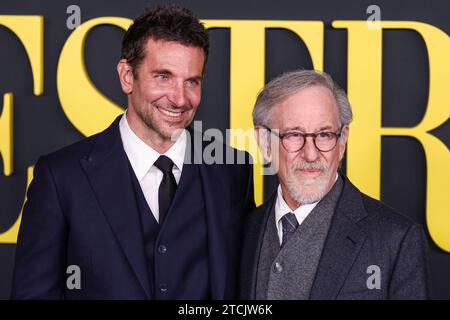 Los Angeles, Usa. Dezember 2023. LOS ANGELES, KALIFORNIEN, USA - 12. DEZEMBER: der US-amerikanische Schauspieler und Filmemacher Bradley Cooper in einem Louis Vuitton Anzug und der US-amerikanische Filmregisseur, Produzent und Drehbuchautor Steven Spielberg kommen am 12. Dezember 2023 zur Los Angeles Special Screening von Netflix's Maestro im Academy Museum of Motion Pictures in Los Angeles, Kalifornien, USA. (Foto: Xavier Collin/Image Press Agency) Credit: Image Press Agency/Alamy Live News Stockfoto