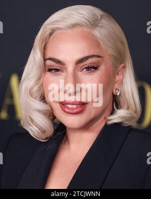 Los Angeles, Usa. Dezember 2023. LOS ANGELES, KALIFORNIEN, USA - 12. DEZEMBER: die US-amerikanische Sängerin, Songwriterin und Schauspielerin Lady Gaga (Stefani Joanne Angelina Germanotta) in einem Alexander McQueen Anzug kommt am 12. Dezember 2023 bei der Los Angeles Special Screening von Netflix’s Maestro im Academy Museum of Motion Pictures in Los Angeles, Kalifornien, USA. (Foto: Xavier Collin/Image Press Agency) Credit: Image Press Agency/Alamy Live News Stockfoto