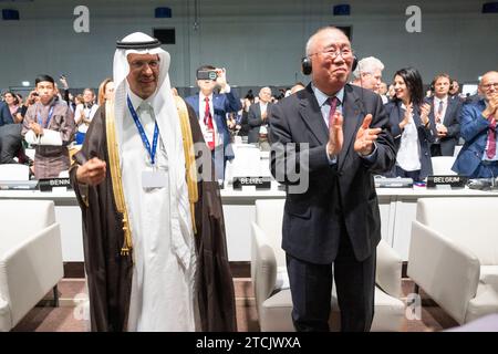 Dubai, Vereinigte Arabische Emirate. Dezember 2023. DUBAI 20231213Die Vereinbarung ist auf der COP 28 abgeschlossen. Saudi-Arabiens Energieminister Abdulaziz bin Salman und Chinas Klimaverhandler Xie Zhenhua. Foto: Henrik Montgomery/TT/Code 10060 Credit: TT News Agency/Alamy Live News Stockfoto