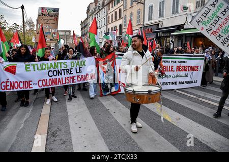 Marseille, Frankreich. Dezember 2023. Pro-palästinensische Demonstranten mit Transparenten, Plakaten und Fahnen rufen Slogans auf, während sie durch die Straßen von Marseille marschieren. Die Demonstration für einen Waffenstillstand im Gazastreifen fand nach einer Entscheidung des Verwaltungsgerichts zunächst vom Polizeipräsidium Bouches-du-RhÃ wegen ernsthafter Gefahr einer Störung der öffentlichen Ordnung verboten statt. Die Demonstration für einen Waffenstillstand im Gazastreifen fand nach einer Entscheidung des Admini zunächst vom Polizeipräsidium Bouches-du-RhÃ wegen ernsthafter Gefahr einer Störung der öffentlichen Ordnung verboten statt Stockfoto
