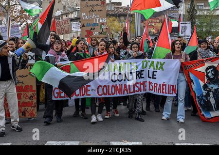 Marseille, Frankreich. Dezember 2023. Pro-palästinensische Demonstranten singen Slogans, während sie durch die Straßen von Marseille marschieren, mit Plakaten, Fahnen und einem Banner, das besagt: „Studenten von Aix gegen Völkermord und israelischen Kolonialismus“. Die Demonstration für einen Waffenstillstand im Gazastreifen fand nach einer Entscheidung des Verwaltungsgerichts zunächst vom Polizeipräsidium Bouches-du-RhÃ wegen ernsthafter Gefahr einer Störung der öffentlichen Ordnung verboten statt. (Credit Image: © Gerard Bottino/SOPA Images via ZUMA Press Wire) NUR REDAKTIONELLE VERWENDUNG! Nicht für kommerzielle ZWECKE! Stockfoto
