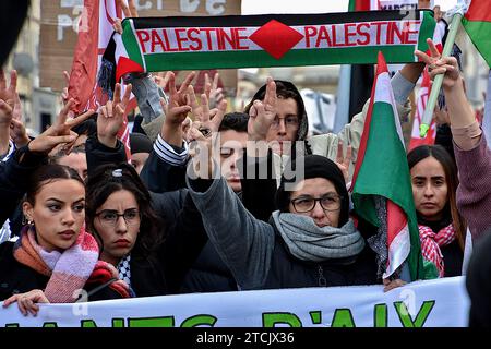 Marseille, Frankreich. Dezember 2023. Pro-palästinensische Demonstranten zeigen das Siegeszeichen während einer Schweigeminute während der Demonstration. Die Demonstration für einen Waffenstillstand im Gazastreifen fand nach einer Entscheidung des Verwaltungsgerichts zunächst vom Polizeipräsidium Bouches-du-RhÃ wegen ernsthafter Gefahr einer Störung der öffentlichen Ordnung verboten statt. (Credit Image: © Gerard Bottino/SOPA Images via ZUMA Press Wire) NUR REDAKTIONELLE VERWENDUNG! Nicht für kommerzielle ZWECKE! Stockfoto