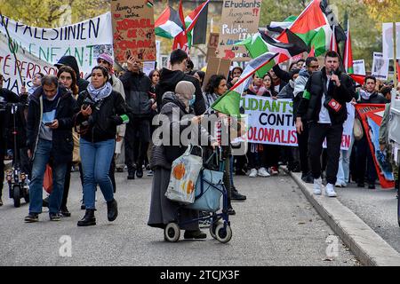 Marseille, Frankreich. Dezember 2023. Pro-palästinensische Demonstranten mit Transparenten, Plakaten und Fahnen rufen Slogans auf, während sie durch die Straßen von Marseille marschieren. Die Demonstration für einen Waffenstillstand im Gazastreifen fand nach einer Entscheidung des Verwaltungsgerichts zunächst vom Polizeipräsidium Bouches-du-RhÃ wegen ernsthafter Gefahr einer Störung der öffentlichen Ordnung verboten statt. (Credit Image: © Gerard Bottino/SOPA Images via ZUMA Press Wire) NUR REDAKTIONELLE VERWENDUNG! Nicht für kommerzielle ZWECKE! Stockfoto