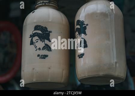 Zwei weiße historische Sake-Flaschen zu sehen Stockfoto