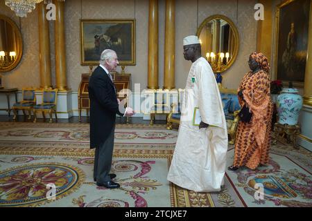 Der Botschafter von Senegal, General Cheikh Wade, überreicht König Karl III. Während einer privaten Audienz im Buckingham Palace, London, seine Akkreditierung. Bilddatum: Mittwoch, 13. Dezember 2023. Stockfoto