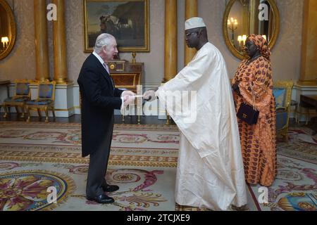 Der Botschafter von Senegal, General Cheikh Wade, überreicht König Karl III. Während einer privaten Audienz im Buckingham Palace, London, seine Akkreditierung. Bilddatum: Mittwoch, 13. Dezember 2023. Stockfoto