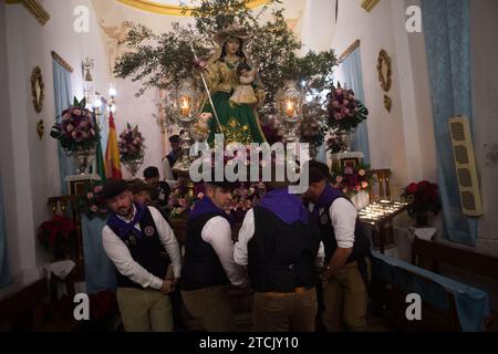 Die Dorfbewohner tragen die Statue der Jungfrau in einer Kapelle, während sie an der Feier der „Divina Pastora“-Virgin-Prozession teilnehmen. Am Vorabend des Festes von Santa Lucia in dem kleinen Dorf Casarabonela nehmen die Dorfbewohner an der alten Feier von „Los Rondeles“ während der Weihnachtszeit jeden Abend des 12. Dezember Teil und tragen brennende Korbkörbe (auch bekannt als „Rondeles“), die in Öl getränkt sind. Entlang der Straßen wird die Jungfrau von Los Rondeles von den Gläubigen in einem Ritual aus Licht und Feuer geehrt, um für die Ernte zu danken. (Foto von Jesus Merida/SOPA Images/Si Stockfoto