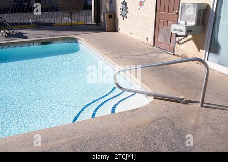 Haltestangen, Leiter im Swimmingpool, im Freien Stockfoto