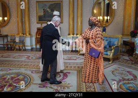 Khadidiatou Diagne Wade begrüßt König Karl III., als der Botschafter Senegals, General Cheikh Wade, während einer privaten Audienz im Buckingham Palace, London, seine Referenzen vorstellt. Bilddatum: Mittwoch, 13. Dezember 2023. Stockfoto