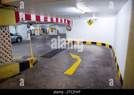Unterirdischer Eingang zum Parkplatz mit Rampe Stockfoto