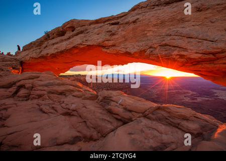 Sonnenaufgang am Mesa Arch im Canyonlands National Park in der Nähe von Moab, Utah, USA Stockfoto