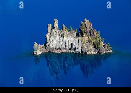 Das Phantom Schiff auf dem blauen, einige malerische Aussicht im Crater Lake National Park, Oregon, USA. Stockfoto