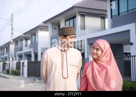 Junge muslimische Männer und Frauen freuten sich über ihre neue Heimat Stockfoto