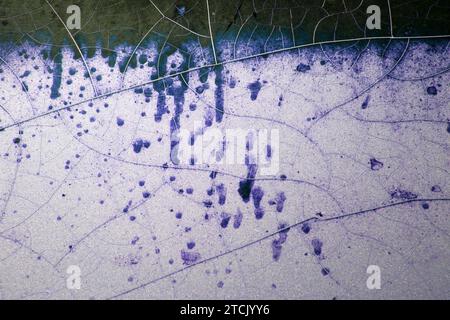 Violette Rissfarbe auf rostigem Eisenhintergrund Stockfoto