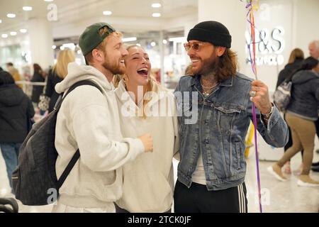 (Von links nach rechts) Seriensieger Sam Thompson, Zara McDermott und Pete Wicks am Flughafen Heathrow, London, nach der Teilnahme an der ITV-Serie I'm A Celebrity Get Me out from Here! In Australien. Bilddatum: Mittwoch, 13. Dezember 2023. Stockfoto