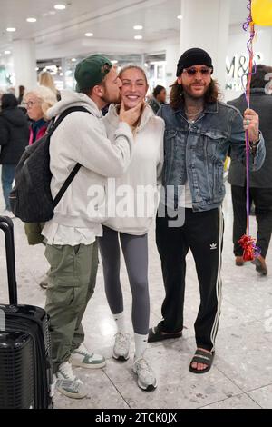 (Von links nach rechts) Seriensieger Sam Thompson, Zara McDermott und Pete Wicks am Flughafen Heathrow, London, nach der Teilnahme an der ITV-Serie I'm A Celebrity Get Me out from Here! In Australien. Bilddatum: Mittwoch, 13. Dezember 2023. Stockfoto